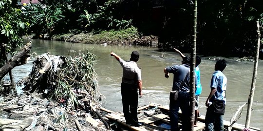 Sedang asyik mandi di sungai, Risnawati terjatuh & langsung hanyut