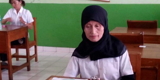 Kisah Sumini, nenek berusia 60 tahun semangat ikut ujian paket C