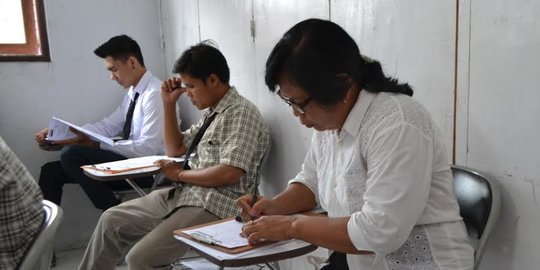 Semangat nenek Endriyani ikuti ujian paket C di Bali