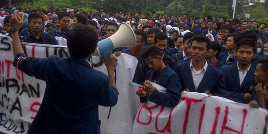 Uang kuliah naik sampai ratusan juta, mahasiswa Undip demo rektorat