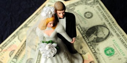 4 Cara jitu atur keuangan pengantin baru