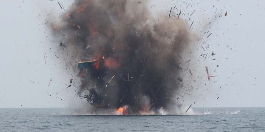 Melihat lebih dekat peledakan kapal maling ikan di perairan Aceh