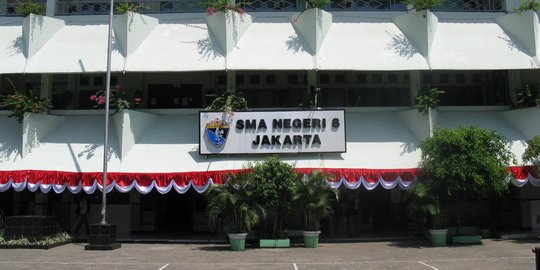 SMAN 8 sering banjir, ternyata saluran air penuh lumpur