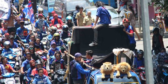 Aksi anarkis Aremania sambut kemenangan di jalan raya