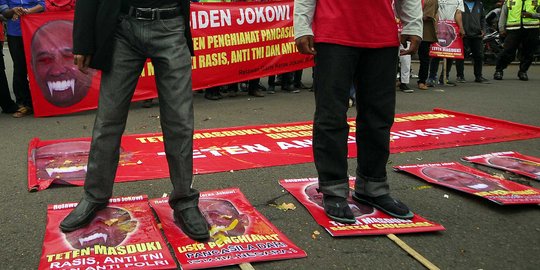 Relawan Garis Keras Jokowi injak-injak poster Teten Masduki