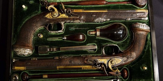 Fantastis, sepasang pistol abad ke-19 ini dilelang Rp 52 miliar
