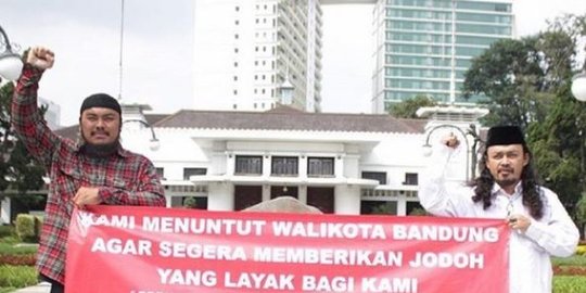 tuntut ridwan kamil soal jomblo rev2