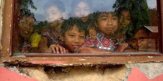 Sudah beberapa tahun siswa MI di Sukabumi belajar di tenda darurat