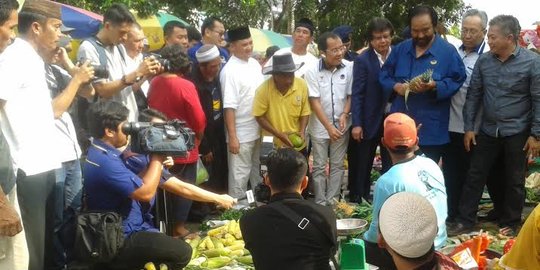 Blusukan ke pasar Bangka, Surya Paloh belikan warga sayur & buah