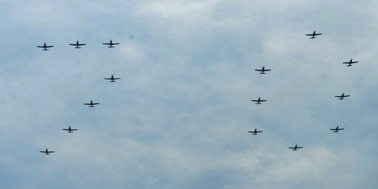 Aksi manuver jet tempur semarakkan HUT ke-70 TNI