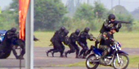 Paskhas simulasikan pembebasan pejabat yang disandera teroris