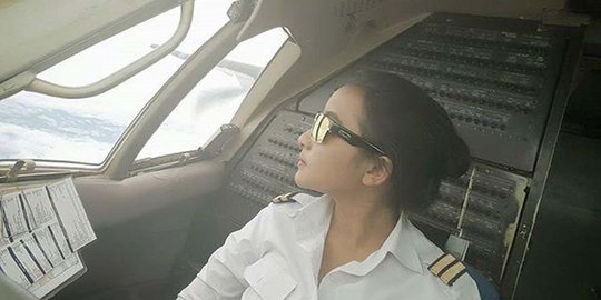 Elesta si pilot cantik terbangkan pesawat sejak usia 17 tahun