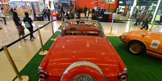 Deretan mobil antik warnai ajang IIMS 2016