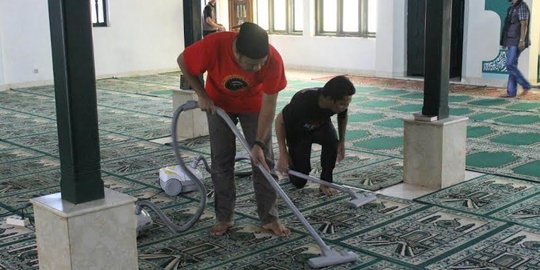Program bersih-bersih masjid, M Idrus turun ke lokasi