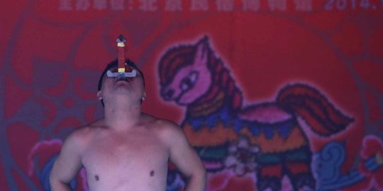 di china ini beratraksi menelan pedang rev2