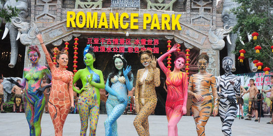 china bikin atraksi cewek cewek seksi berbalut cat rev2