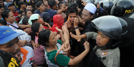 Ricuh, warga Pasar Ikan dan polisi saling dorong