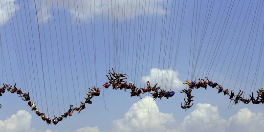 Keseruan lompat bungee massal di jembatan Brasil