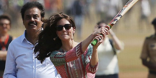 Pesona Kate Middleton saat bermain kriket