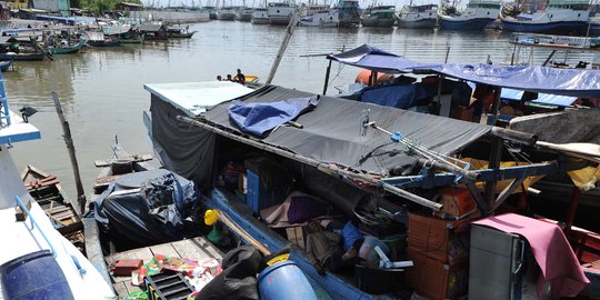 Korban penggusuran Pasar Ikan bertahan di atas perahu