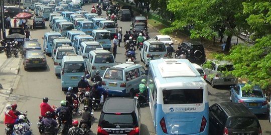 Lintas sebidang Stasiun Tebet ditutup, sopir mikrolet mogok narik