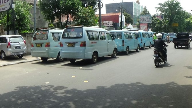 sopir mikrolet mogok