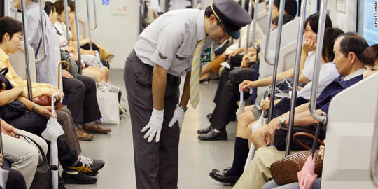 KRL Jepang terlambat, kondektur minta maaf pada seluruh penumpang