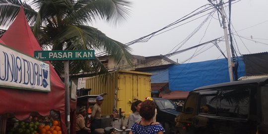 Rumah diratakan, warga Pasar Ikan kais barang yang bisa dipakai