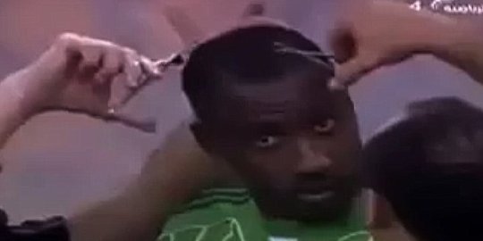 Berambut mohawk, pemain bola Saudi dicukur di pinggir lapangan