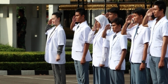 Zaskia gotik ikut upacara bendera pakai high heels, ngapain sih?