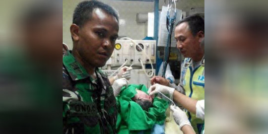 Ini momen haru petugas PJR bantu istri TNI melahirkan di mobil