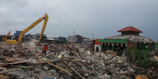 Pasca penggusuran, warga pasar ikan pilih tidur di Musala dan kapal