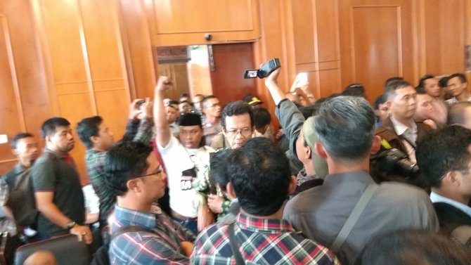 sidang praperadilan la nyalla mattalitti