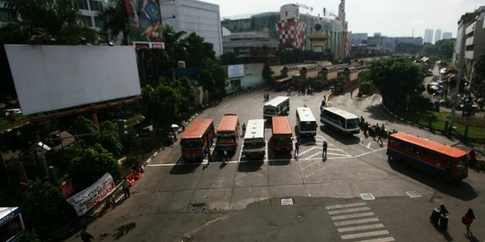 Naik dari Terminal Blok M, warga kesal sopir pakai tarif lama