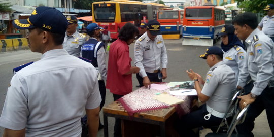 Belum turunkan tarif, 34 Metro Mini dan Kopaja ditilang