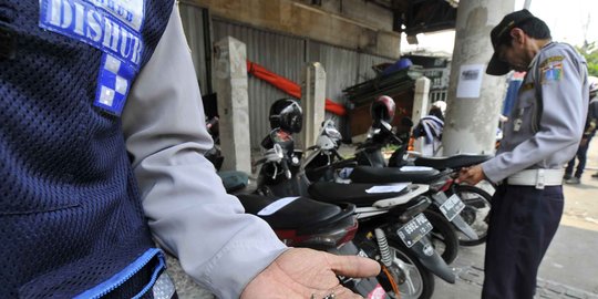 Kesal motornya digembosi, debt collector nyaris pukul petugas dishub