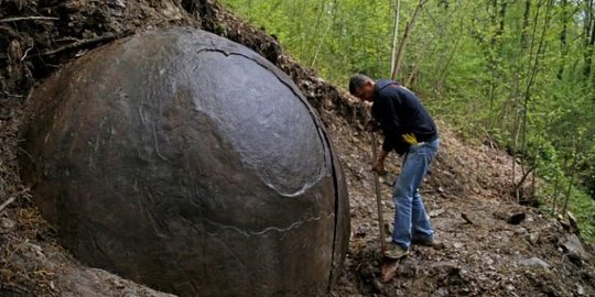 Obyek bulat raksasa misterius ditemukan di hutan Bosnia