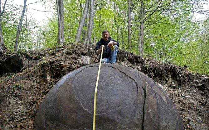 batu bulat misterius di bosnia