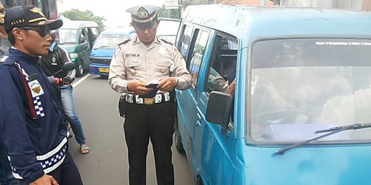 Cerita pedagang ayam dirampok di angkot Depok & dibuang dari flyover