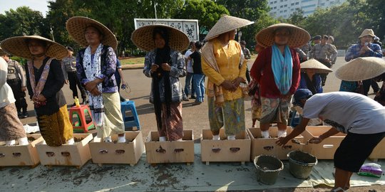 Aksi 9 Kartini Pegunungan Kendeng semen kaki di depan Istana Merdeka