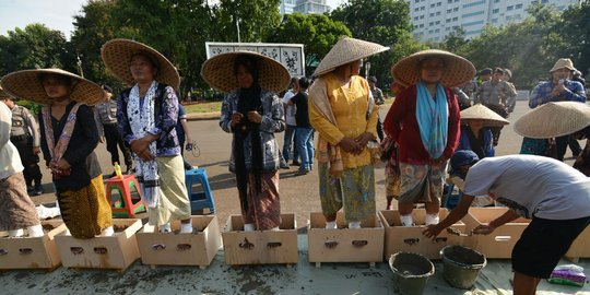 Protes pabrik semen, warga Gunung Kendeng mengecor kaki depan Istana