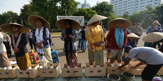 'Kita rela mengecor kaki karena semen membelenggu Indonesia'