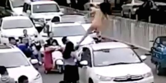 Stres saat jalanan macet, wanita ini menari bugil di atas mobil