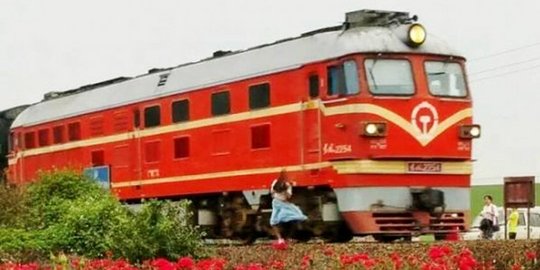 Foto detik-detik wanita tersambar kereta saat selfie ini bikin ngeri