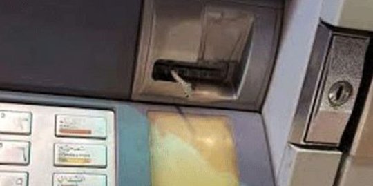 Hendak ambil duit, pria ini malah dapat ular dari ATM