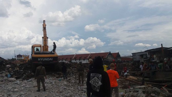 warga pasar ikan protes jembatan di bongkar