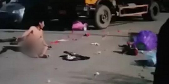 saat hari valentine pria ini nekat guling guling bugil di jalan rev2