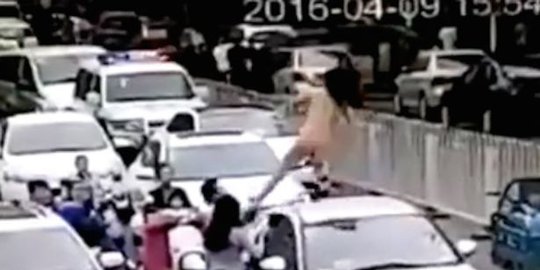 jalanan macet wanita ini menari bugil di atas mobil rev2