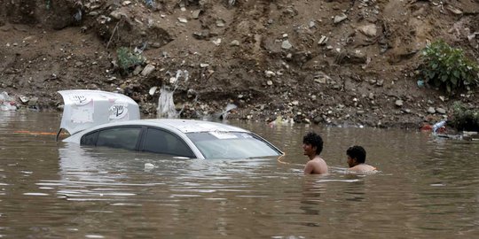 Aksi nekat pemuda di Yaman evakuasi mobil terendam banjir