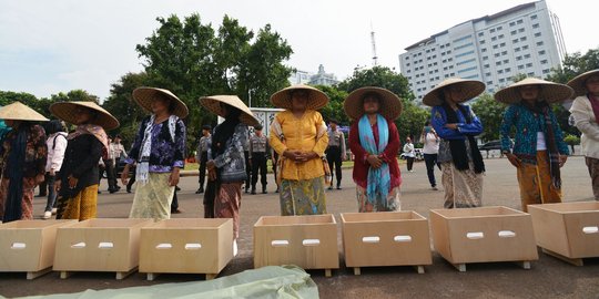 9 Perempuan pendemo pegal-pegal saat cor kaki dengan semen